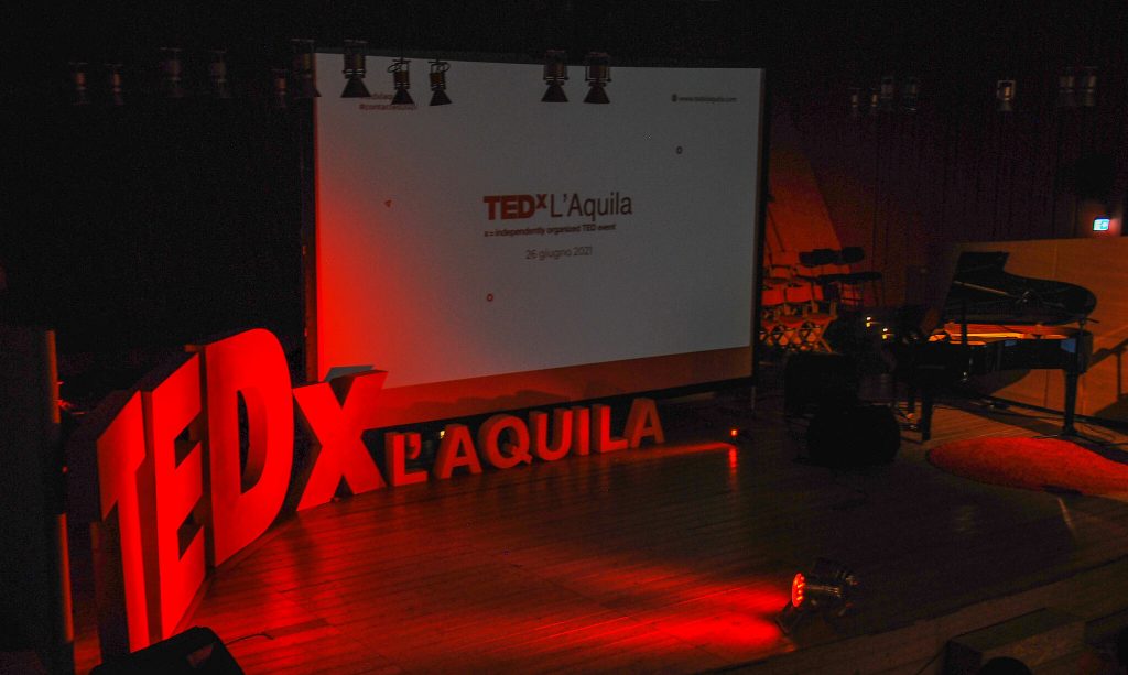 Foto del palco del TEDxL'Aquila, evento organizzato da alcuni dei creatori di FFriday.